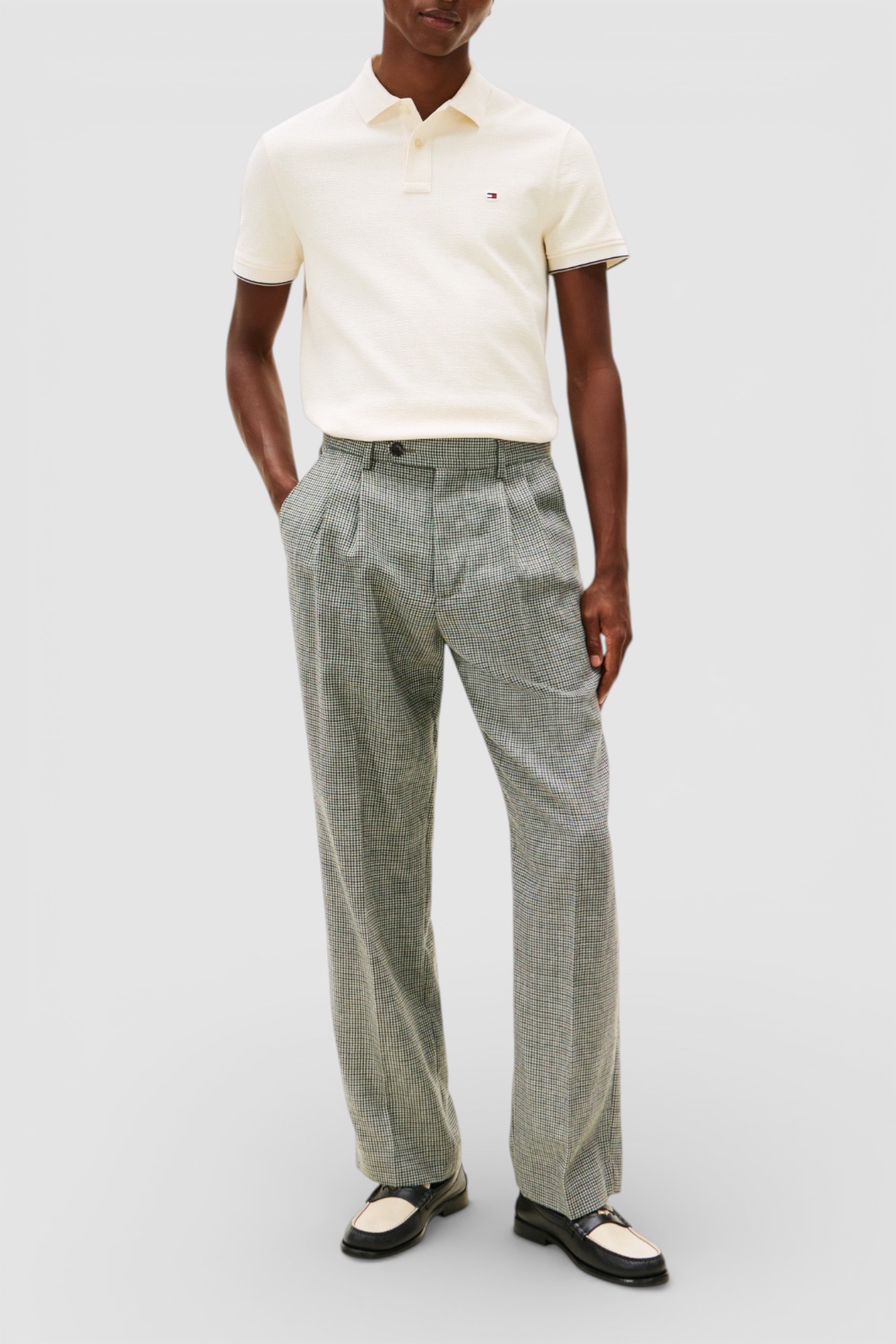 תמונת כל הלוק של חולצת פולו